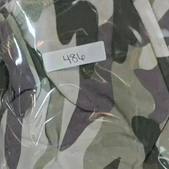 Cable And Gauge Green Camo Women's Medium Open Shoulder Top - Picture 12 of 12